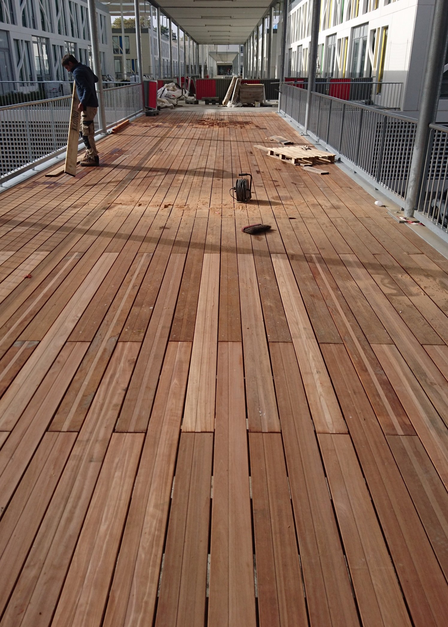 Pose d'une terrasse/passerelle en bois exotique ipé à Toulouse
