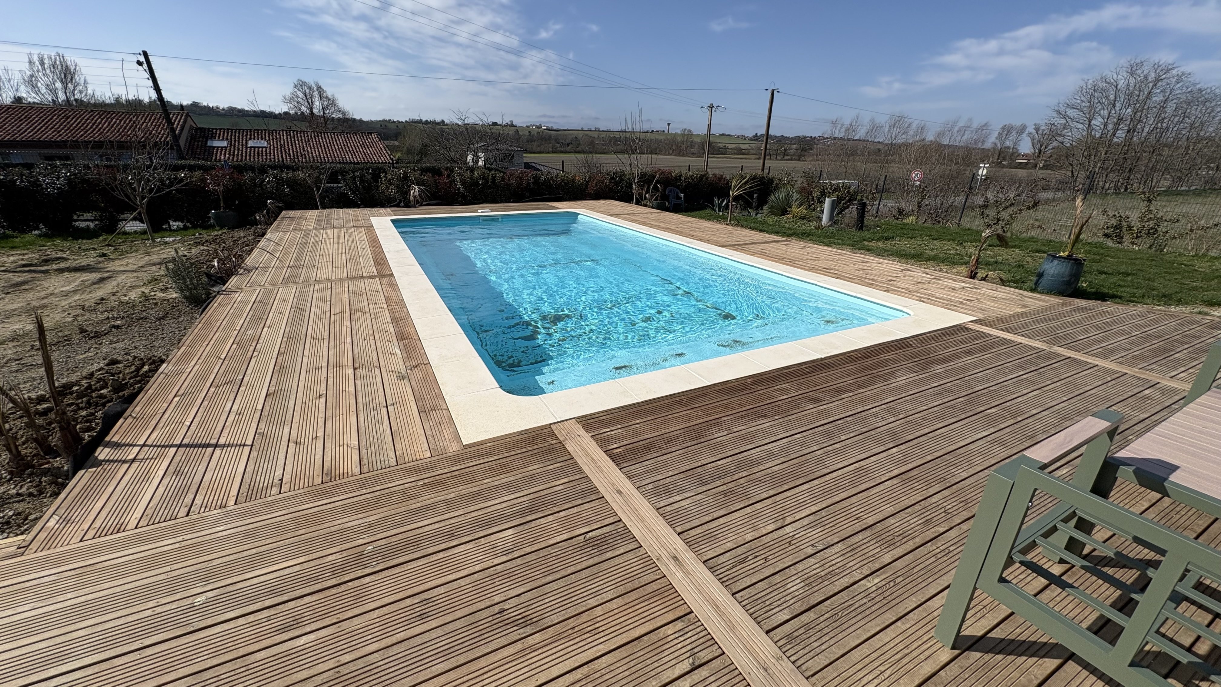Terrasse en bois contour piscine à Lanta