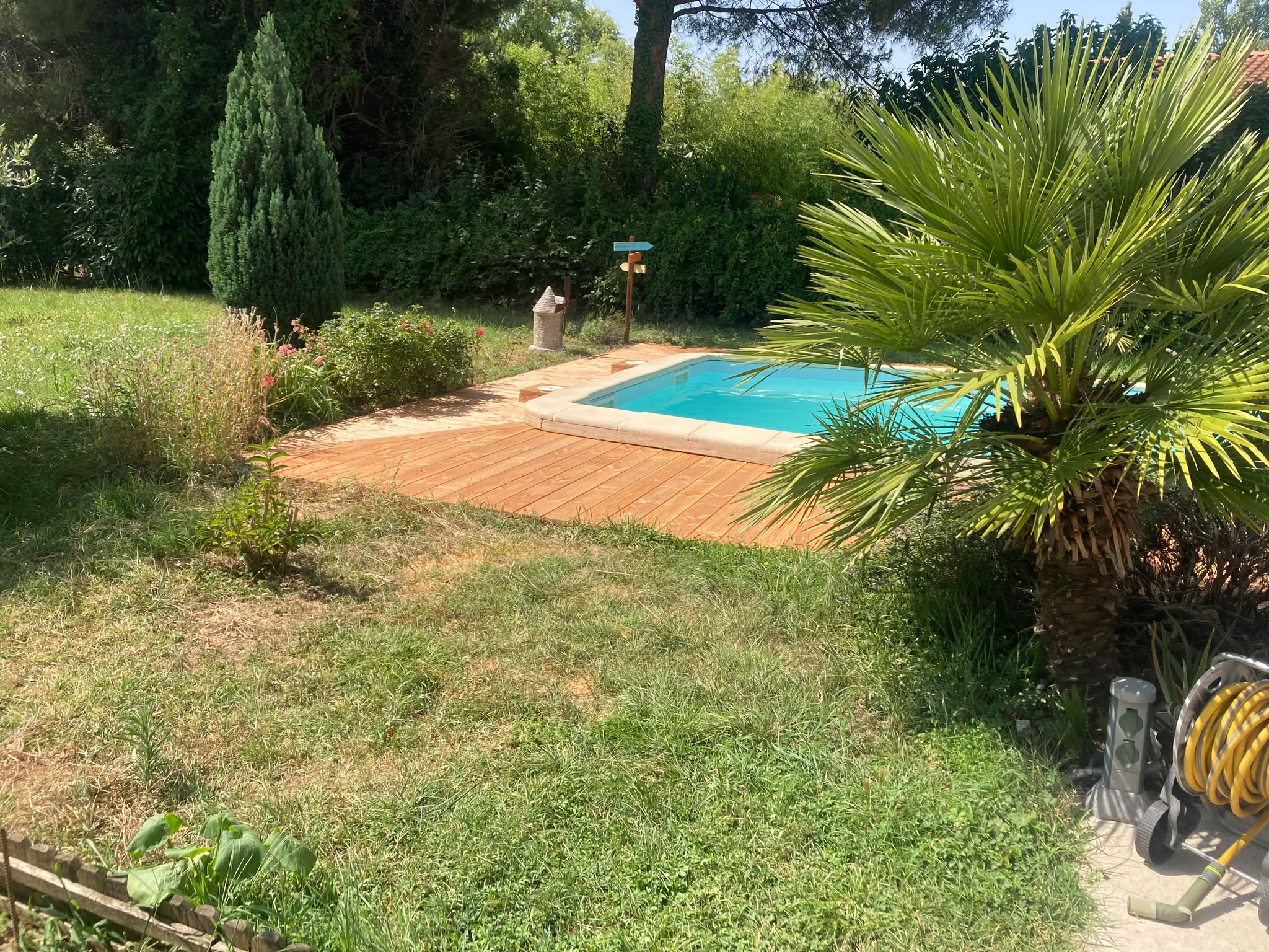 Pose de terrasse bois Balma : élégance naturelle autour de la piscine