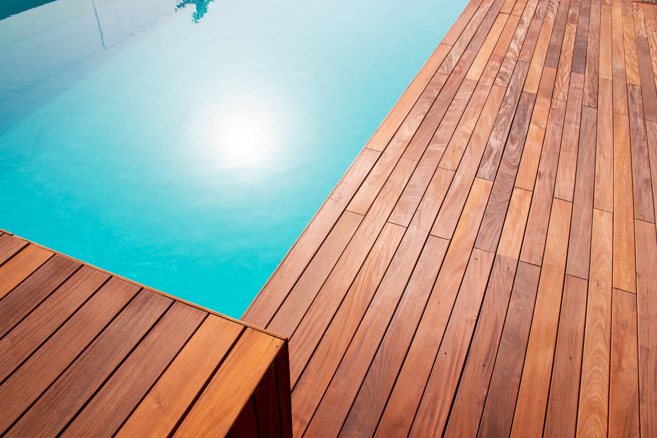 Terrasse en bois pour contour de piscine Toulouse