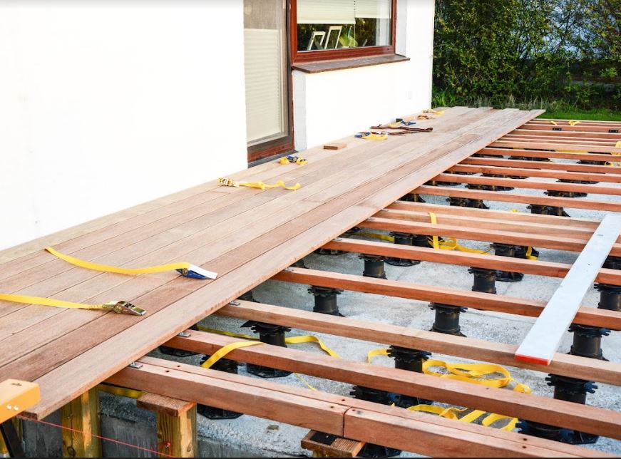 Pose de terrasse en bois pour contour de piscine Blagnac