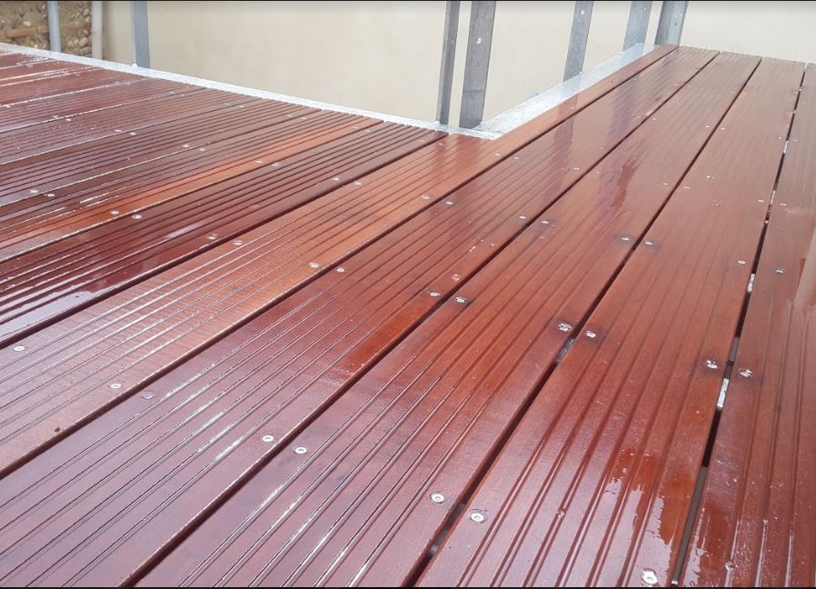 Pose de terrasse en bois pour contour de piscine Balma